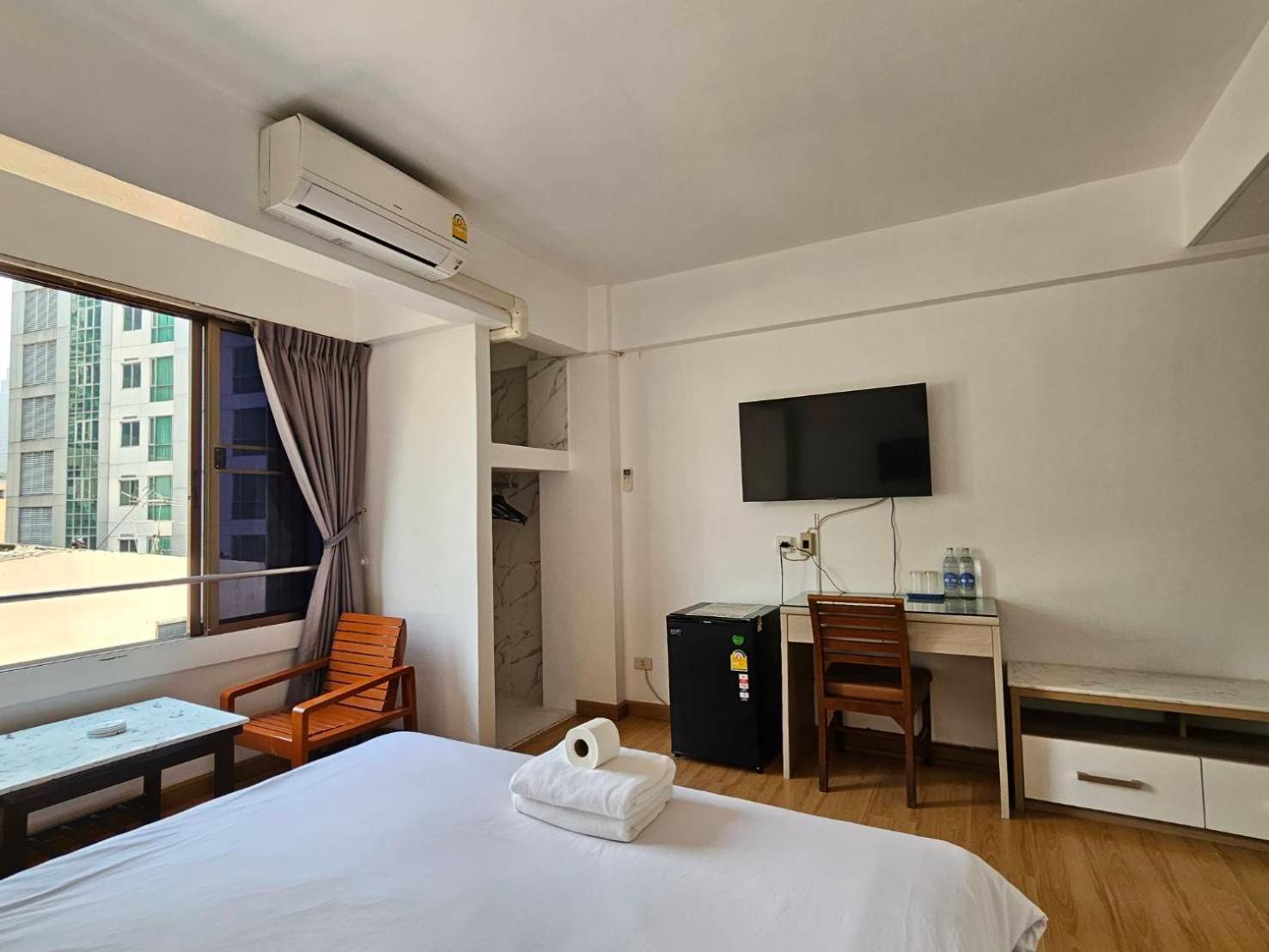 Crown Bts Nana Hotel Bangkok Exterior foto