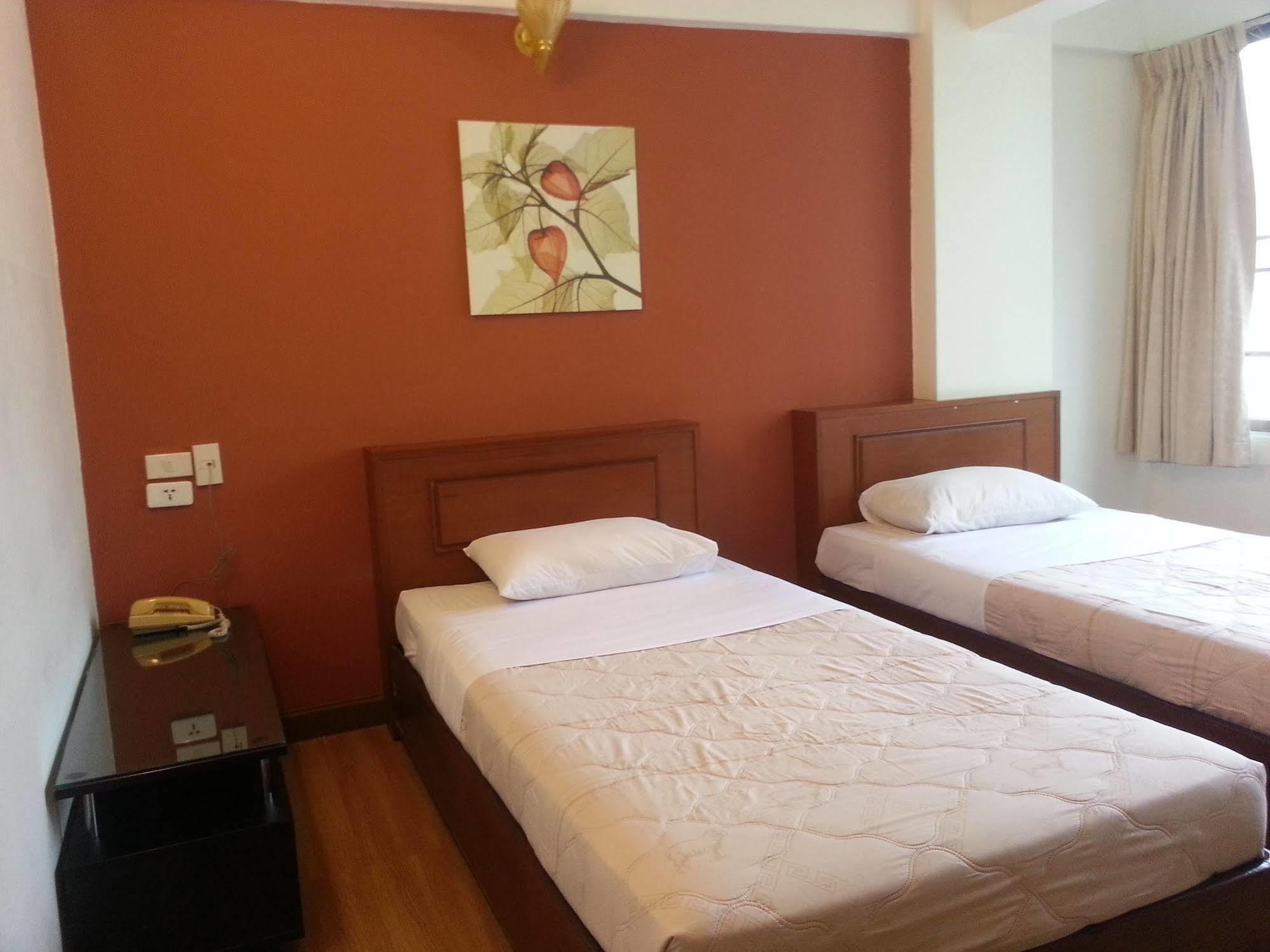 Crown Bts Nana Hotel Bangkok Exterior foto