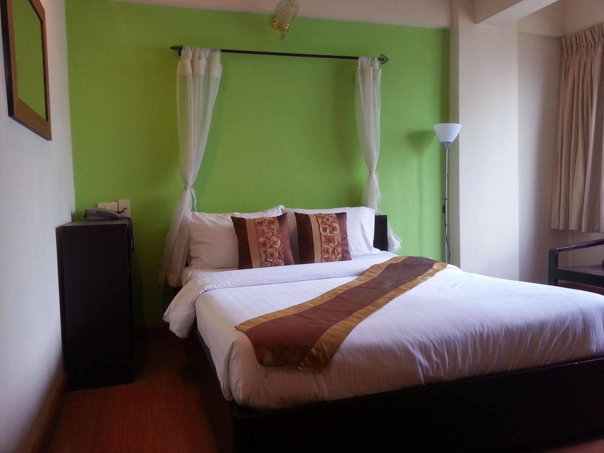 Crown Bts Nana Hotel Bangkok Exterior foto