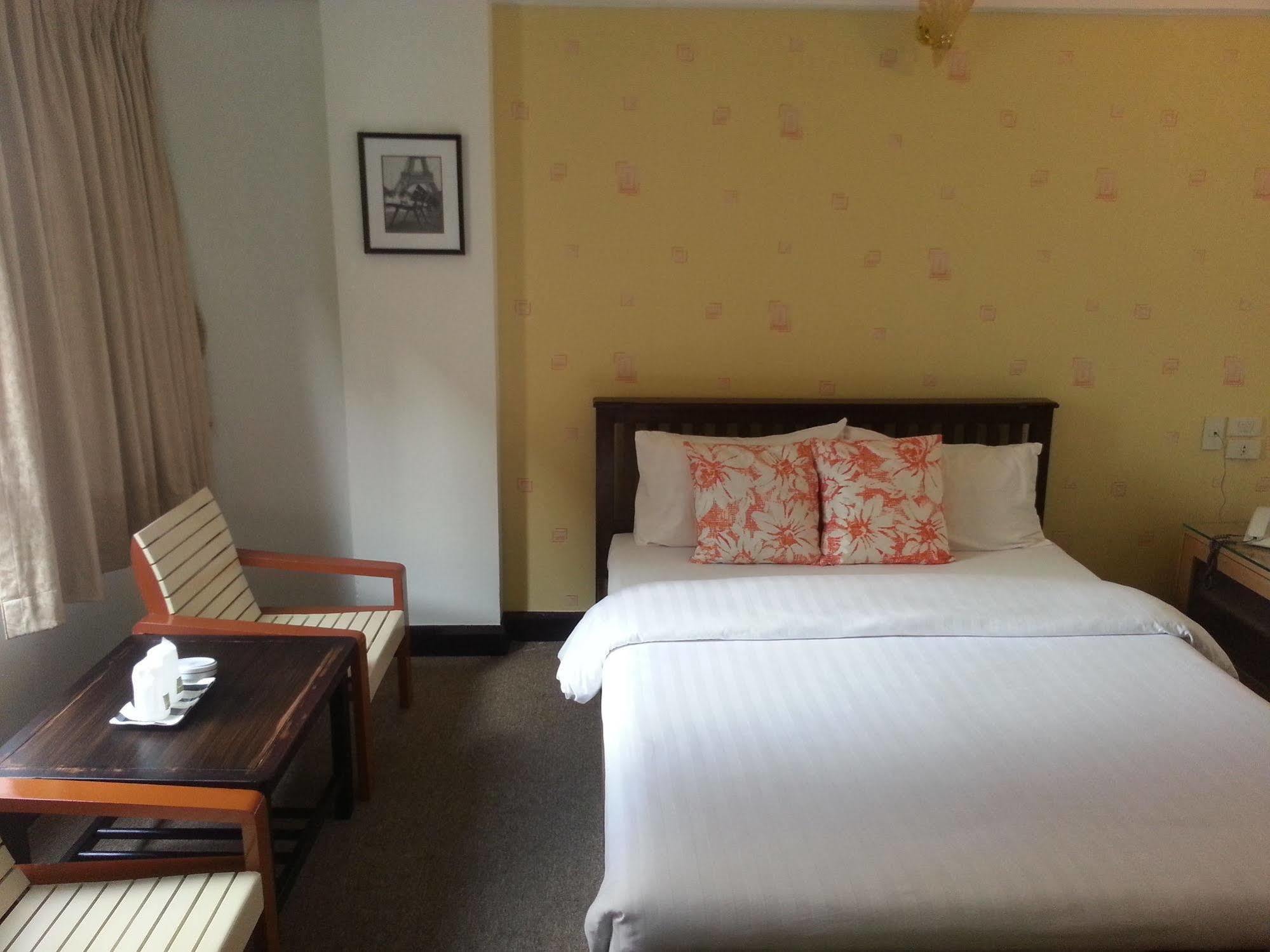 Crown Bts Nana Hotel Bangkok Exterior foto