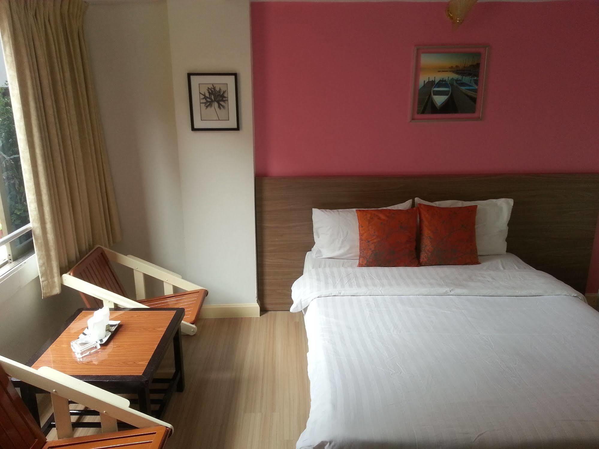 Crown Bts Nana Hotel Bangkok Exterior foto