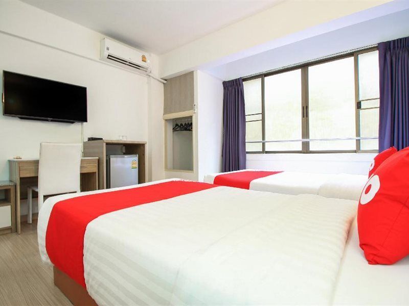 Crown Bts Nana Hotel Bangkok Exterior foto